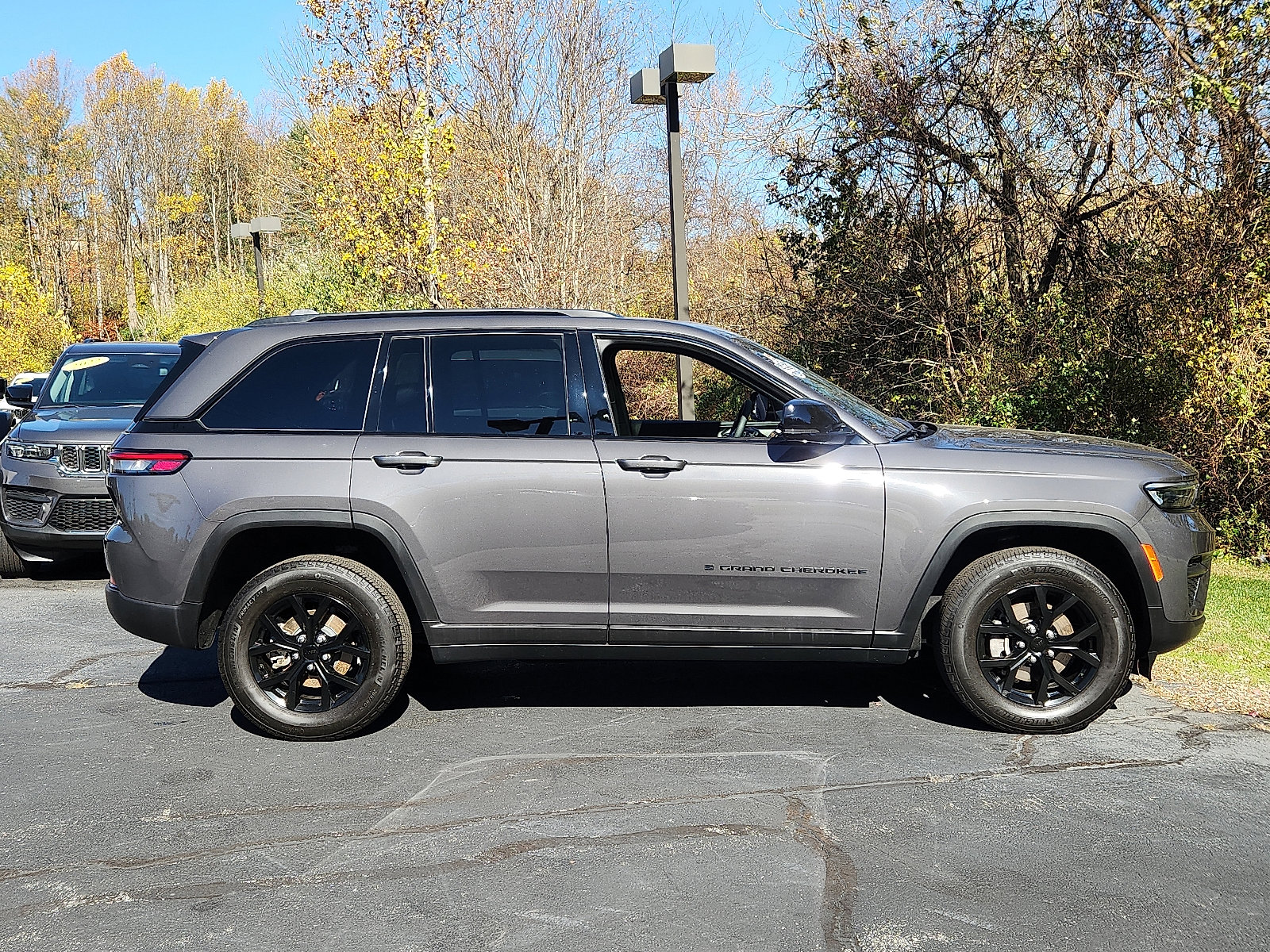 Certified 2025 Jeep Grand Cherokee Altitude image 7