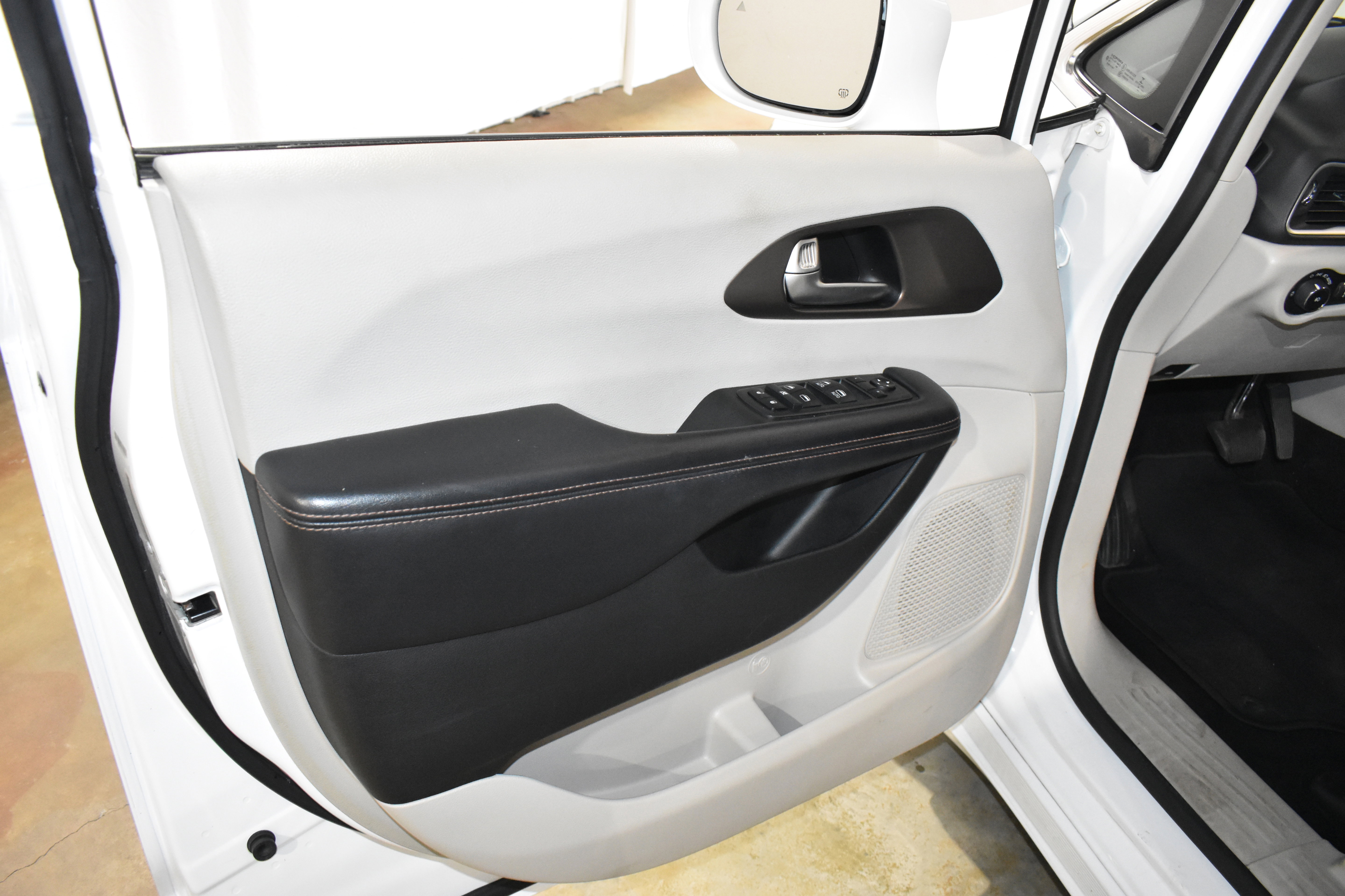 Used 2019 Chrysler Pacifica Touring-L image 22