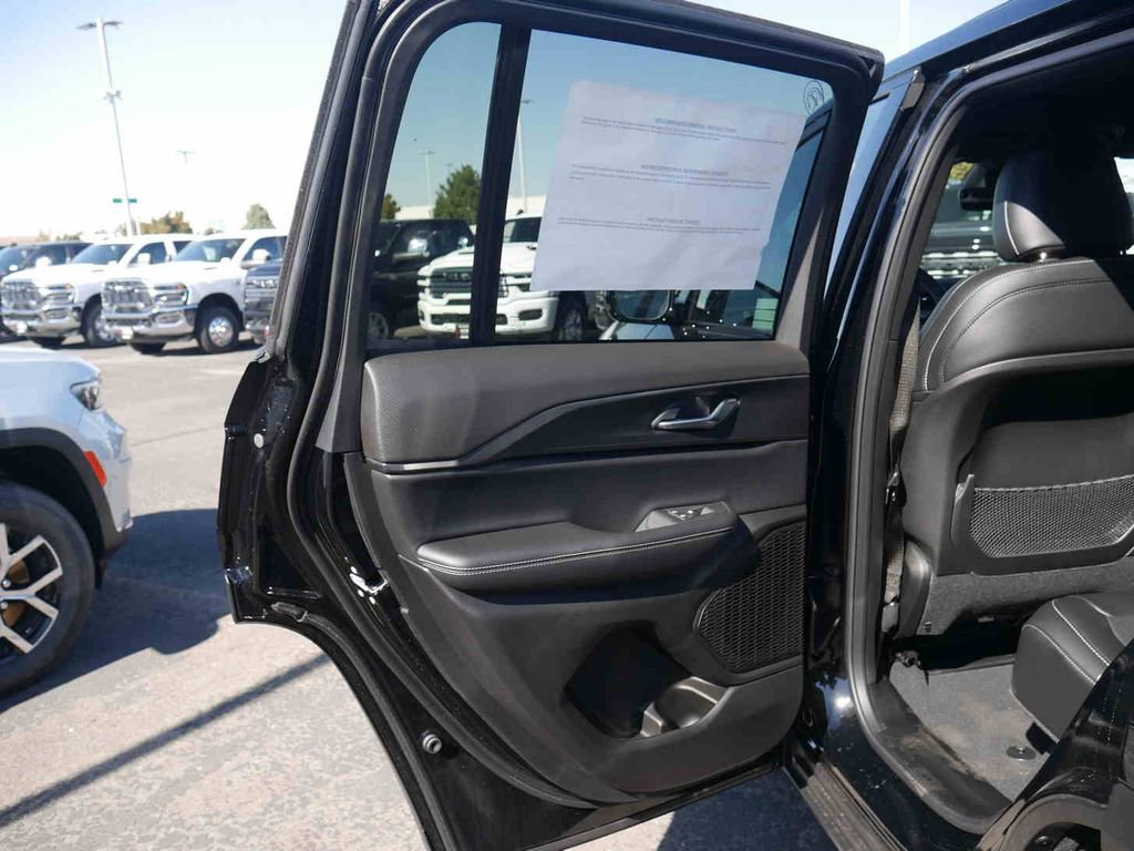 New 2025 Jeep Grand Cherokee Altitude image 11