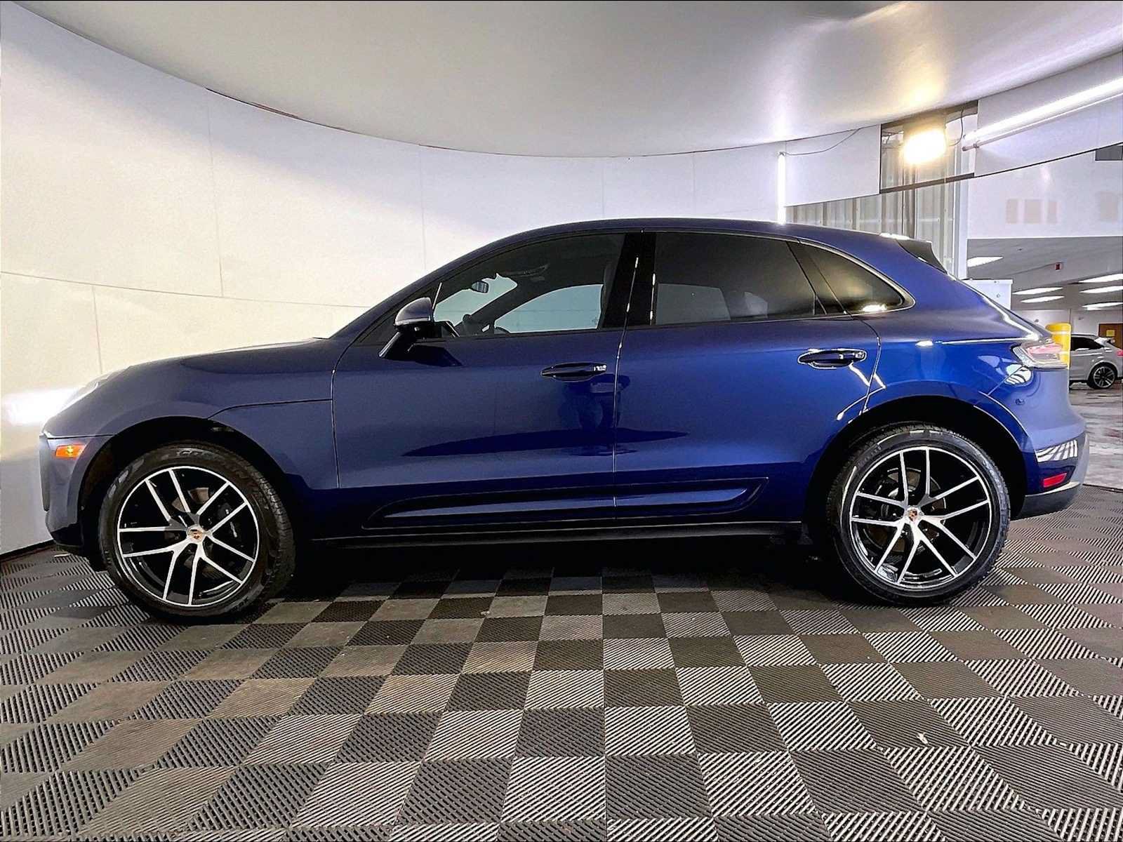 Certified 2023 Porsche Macan AWD/4WD image 2