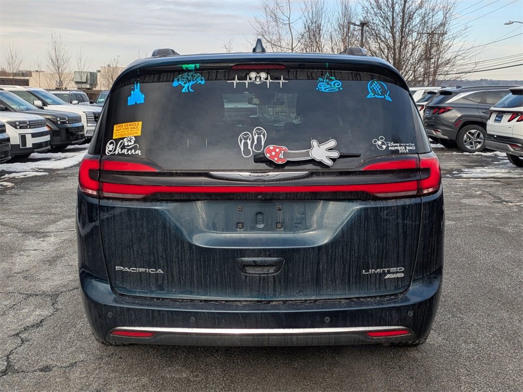 Used 2022 Chrysler Pacifica Limited w/ Uconnect Theater Family Group image 3