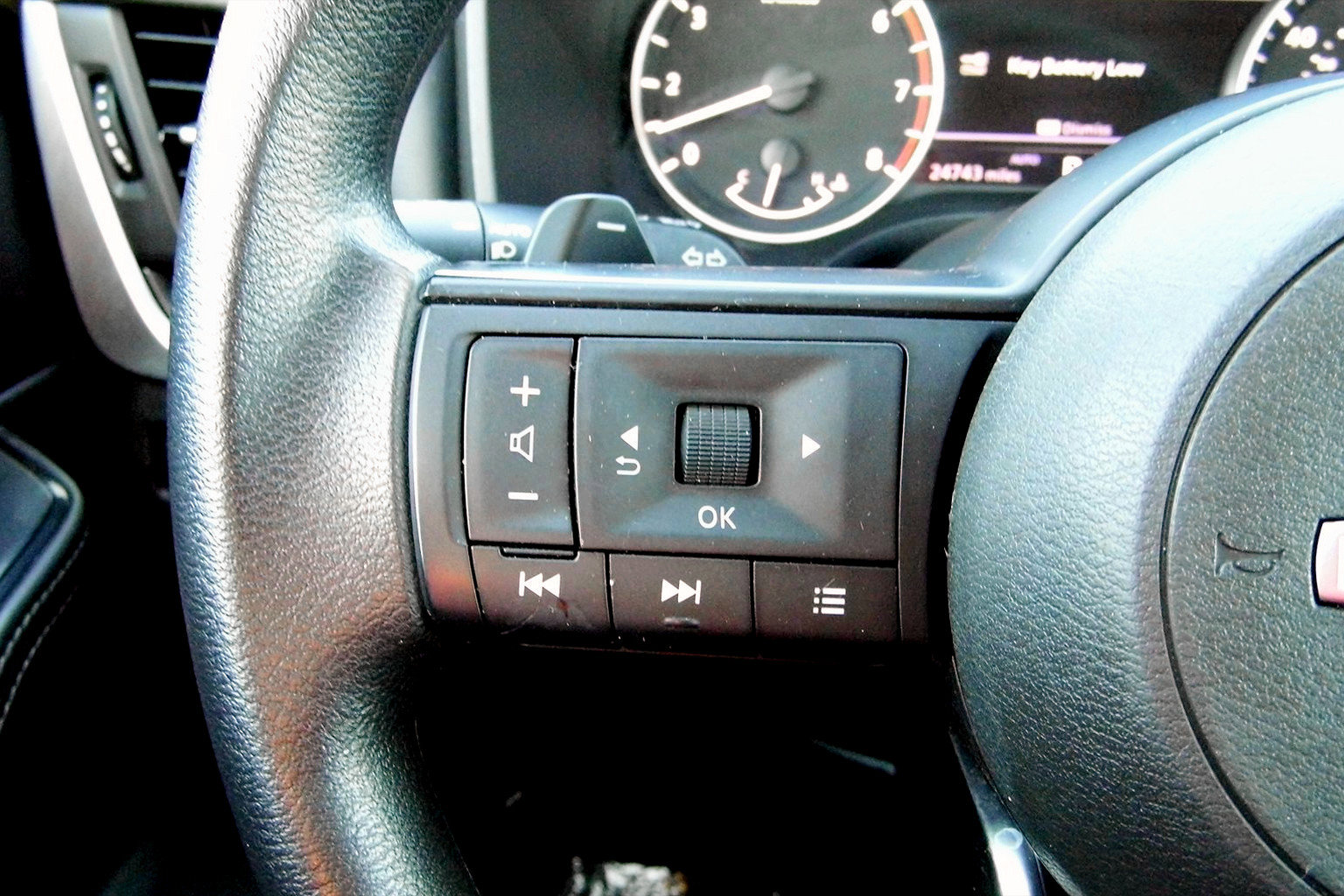 Used 2024 Nissan Rogue SV image 13