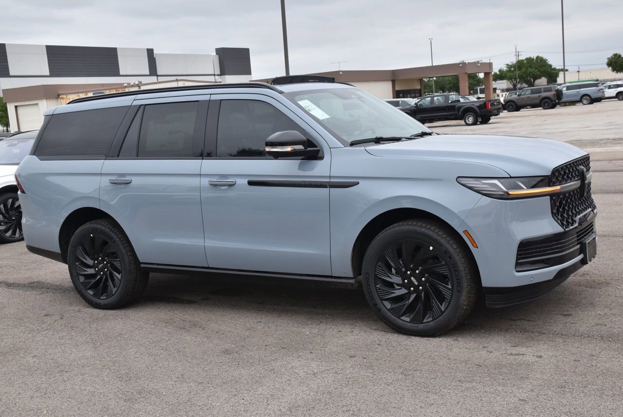 New 2026 Lincoln Navigator Reserve AWD/4WD image 4