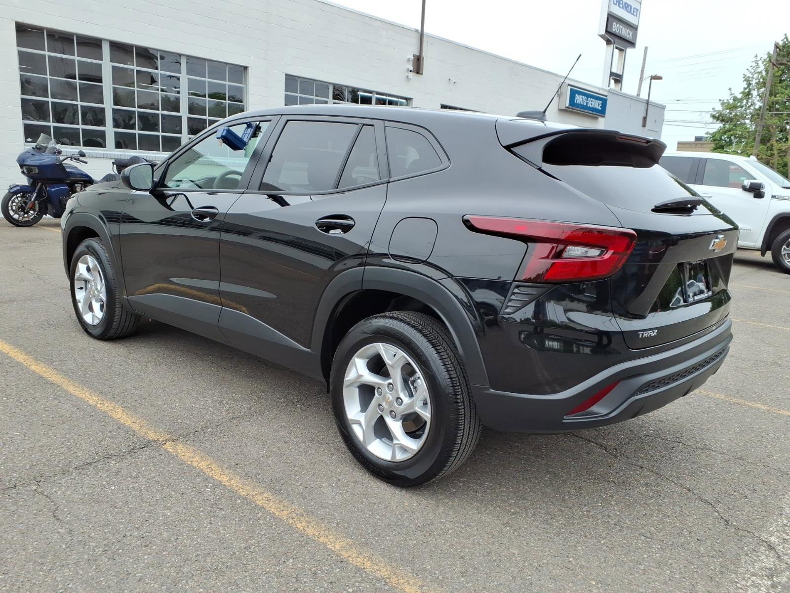 Used 2025 Chevrolet Trax LS w/ LS Convenience Package FWD image 5