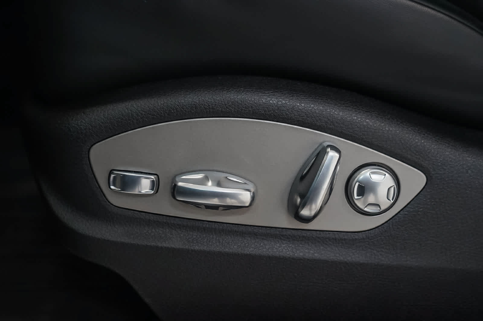 Certified 2026 Porsche Macan AWD/4WD image 26