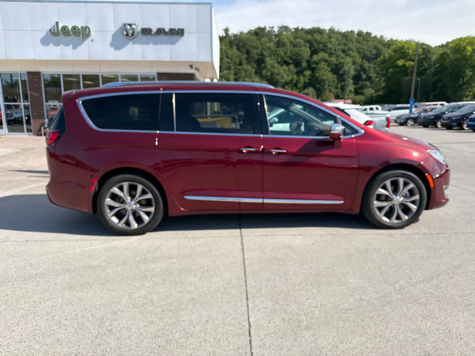Used 2020 Chrysler Pacifica Limited w/ Tire & Wheel Group FWD image 2