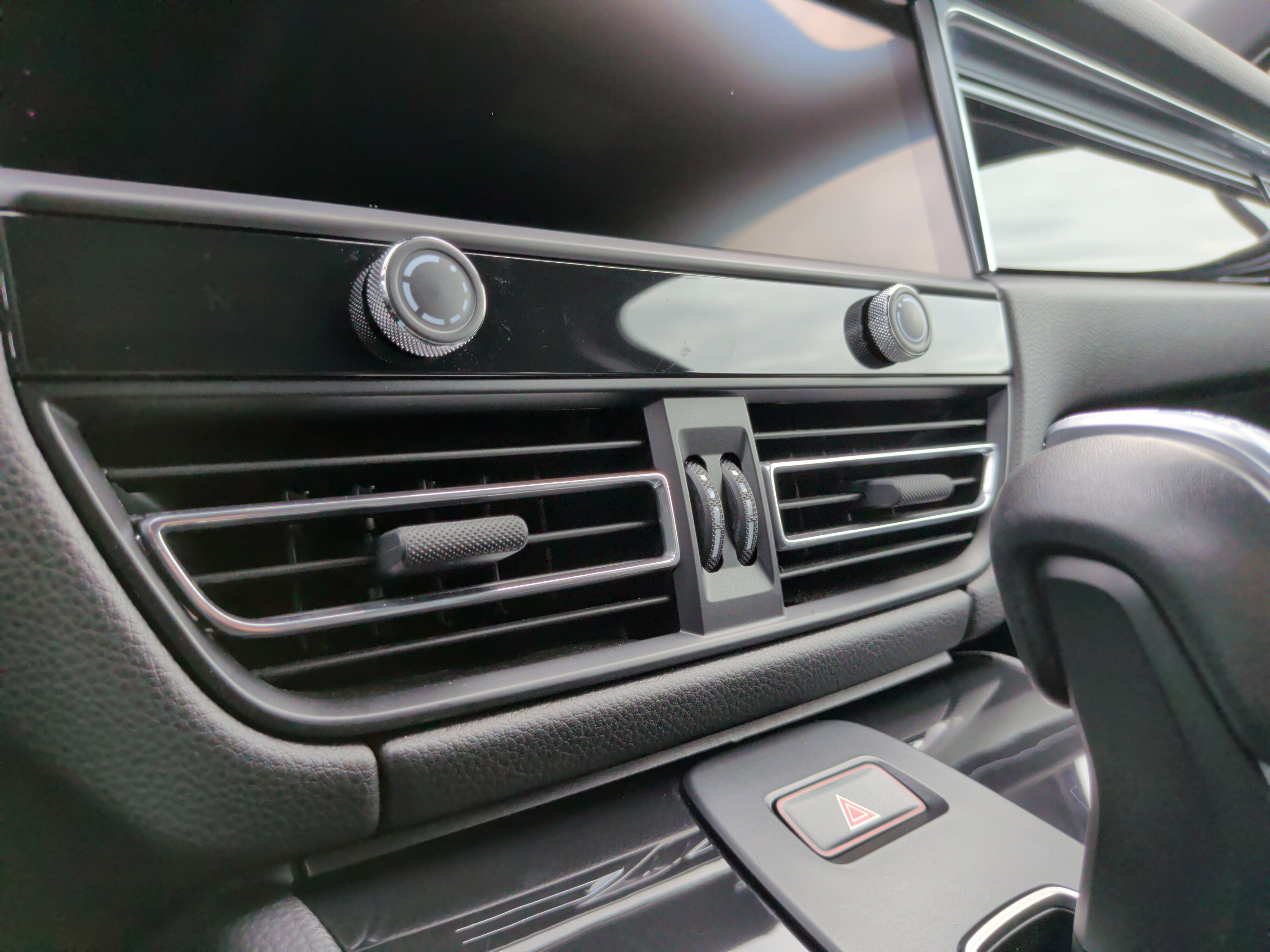 Used 2024 Porsche Macan image 18