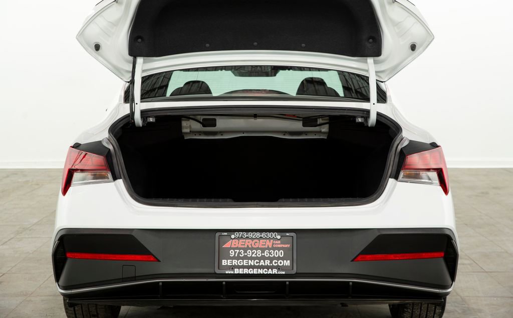 Used 2025 Hyundai Elantra SEL image 12