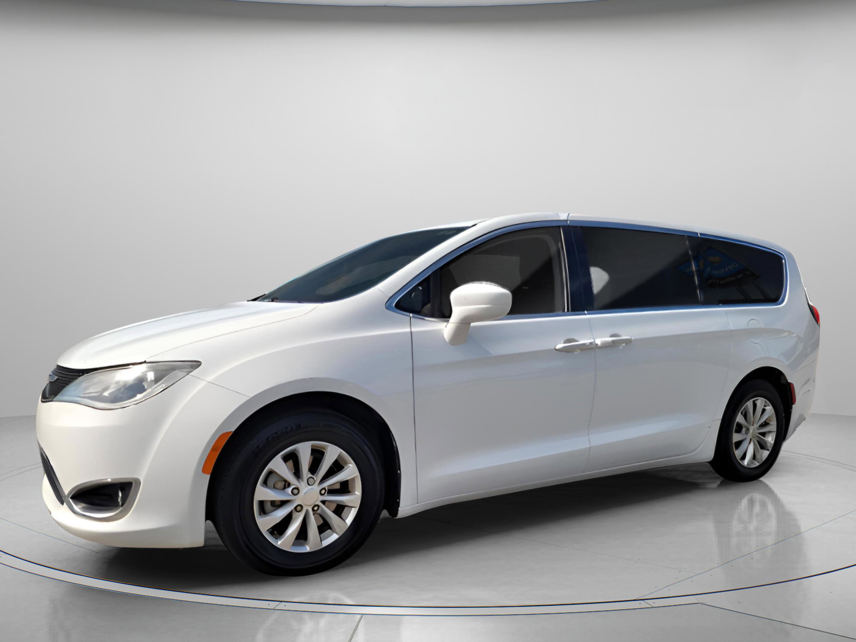 Used 2019 Chrysler Pacifica Touring Plus image 2