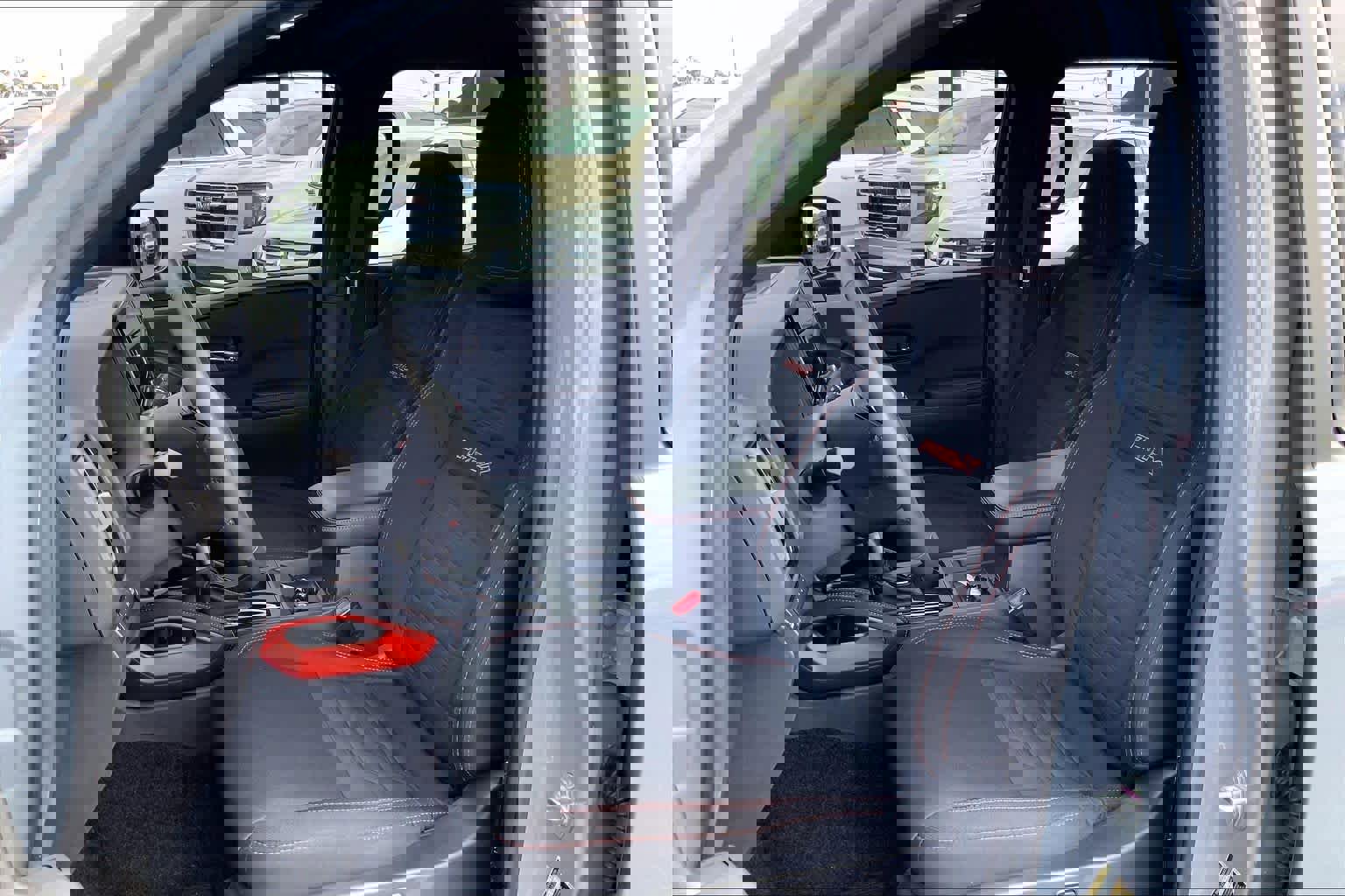 Used 2025 Nissan Frontier Pro-X image 8