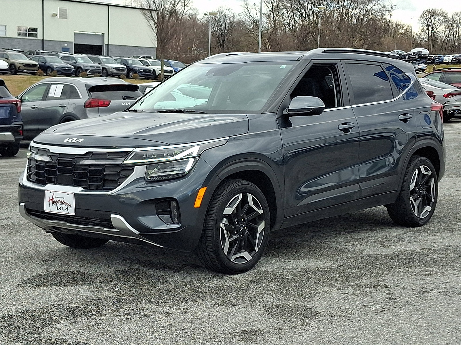 Certified 2025 Kia Seltos SX w/ SX Sunroof Package image 3