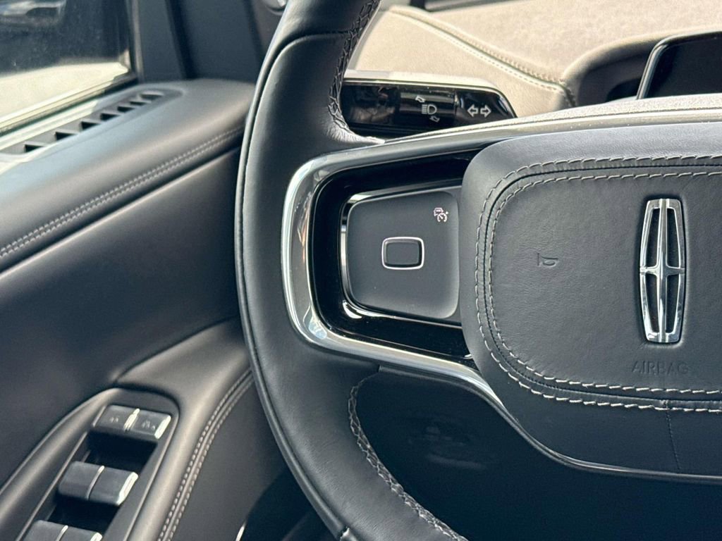 Used 2025 Lincoln Navigator Reserve image 15