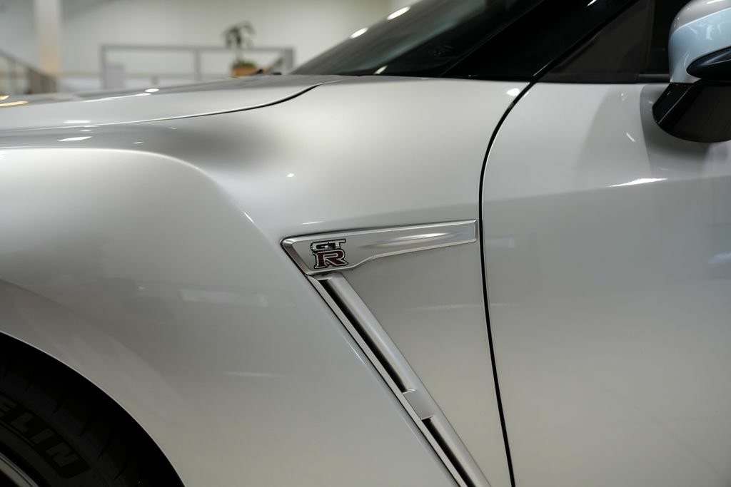 Used 2016 Nissan GT-R Premium AWD/4WD image 5