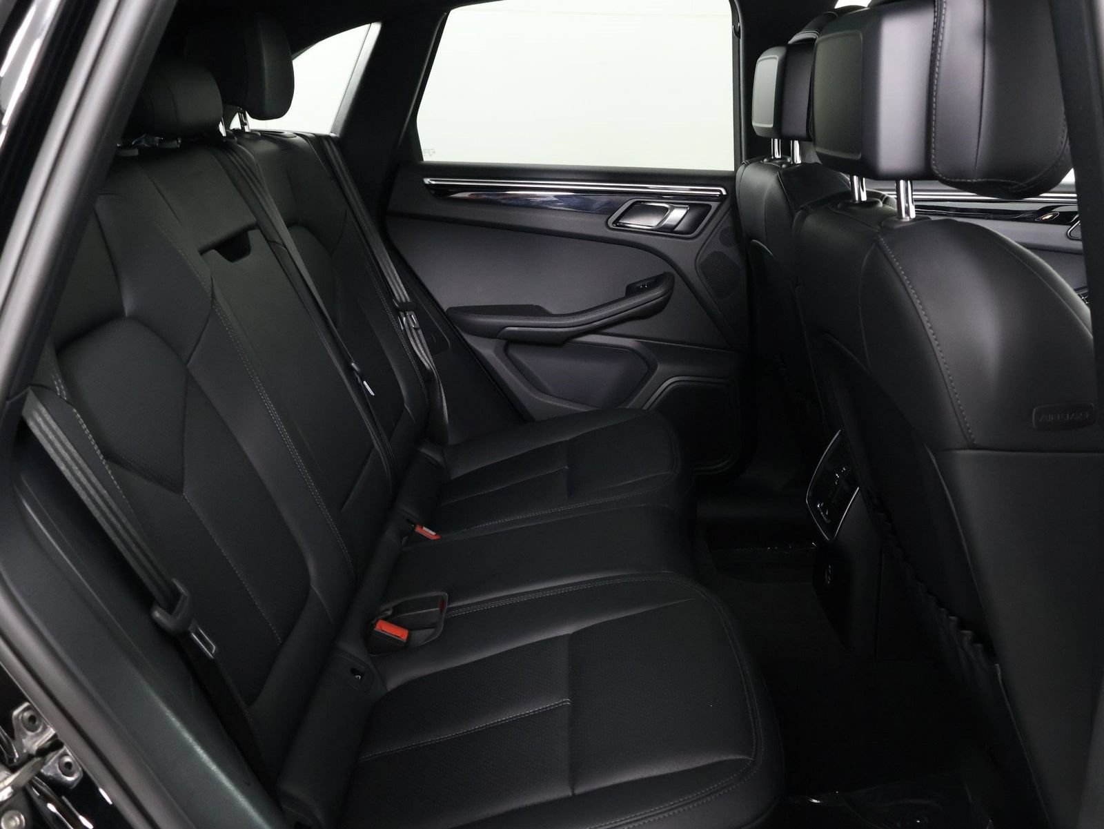 Certified 2023 Porsche Macan AWD/4WD image 32