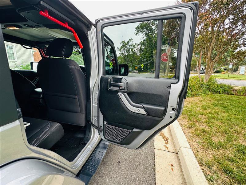 Used 2018 Jeep Wrangler Unlimited Sahara w/ Connectivity Group image 26