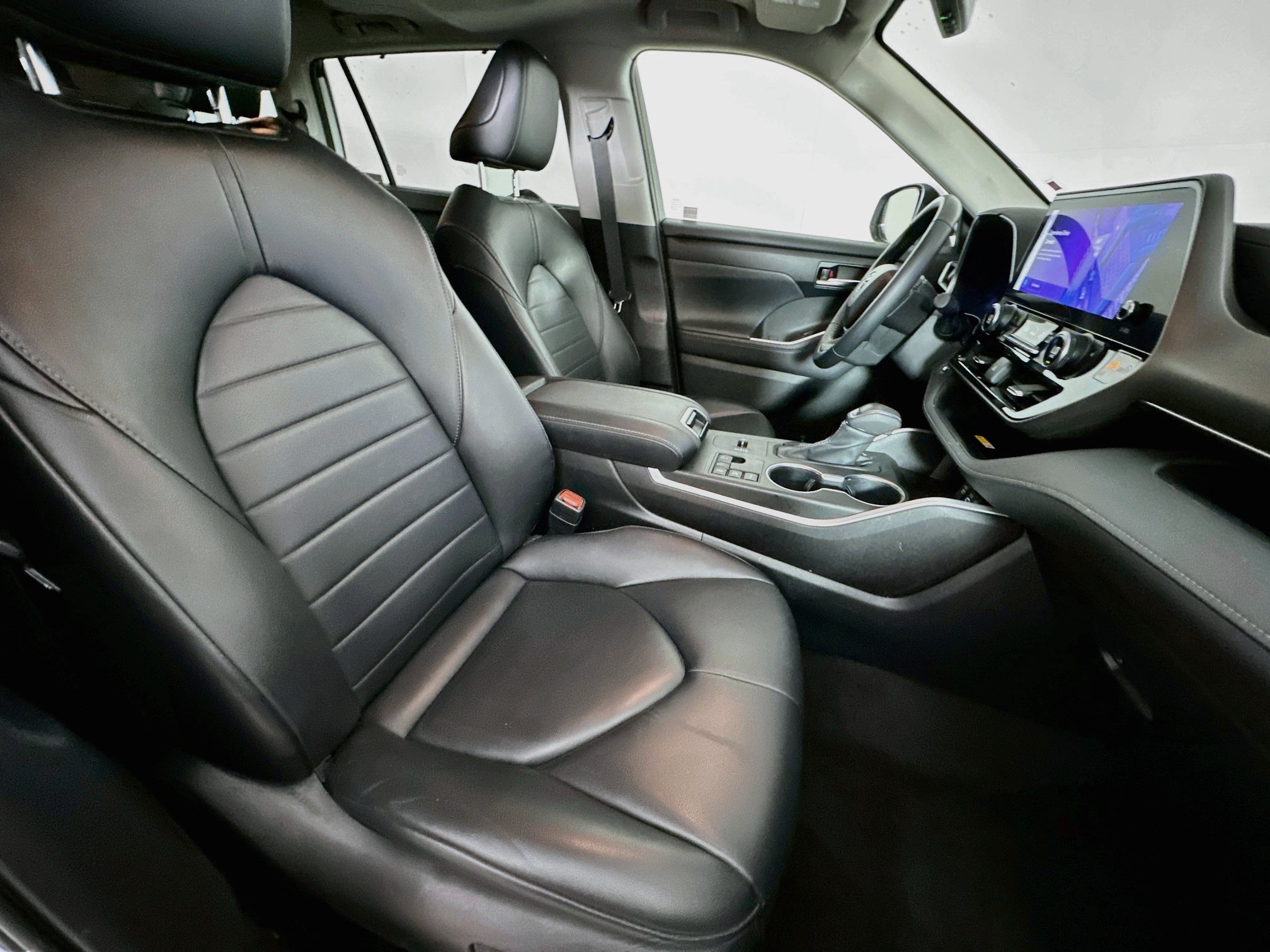 Used 2023 Toyota Highlander XLE AWD/4WD image 34