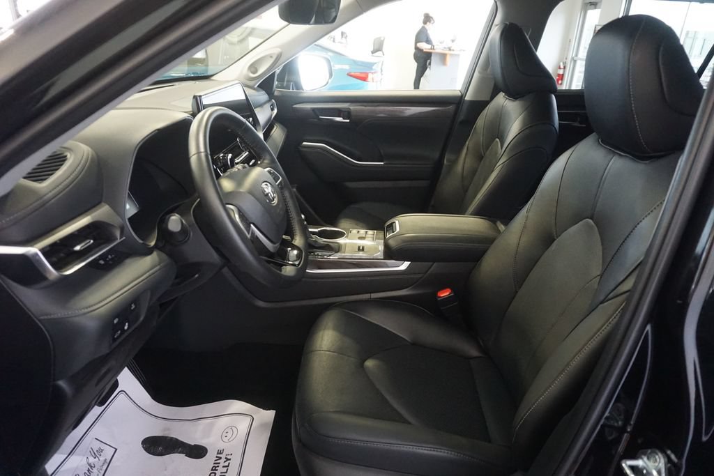 Used 2025 Toyota Highlander Limited AWD/4WD image 22