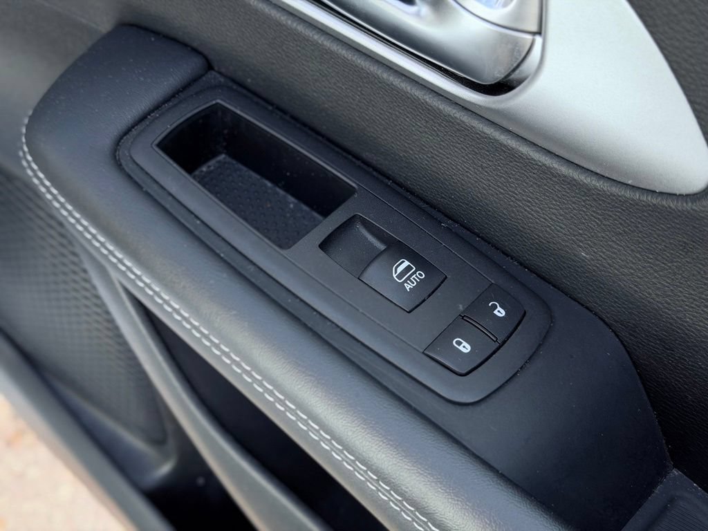 Used 2025 Chrysler Pacifica Limited FWD image 20