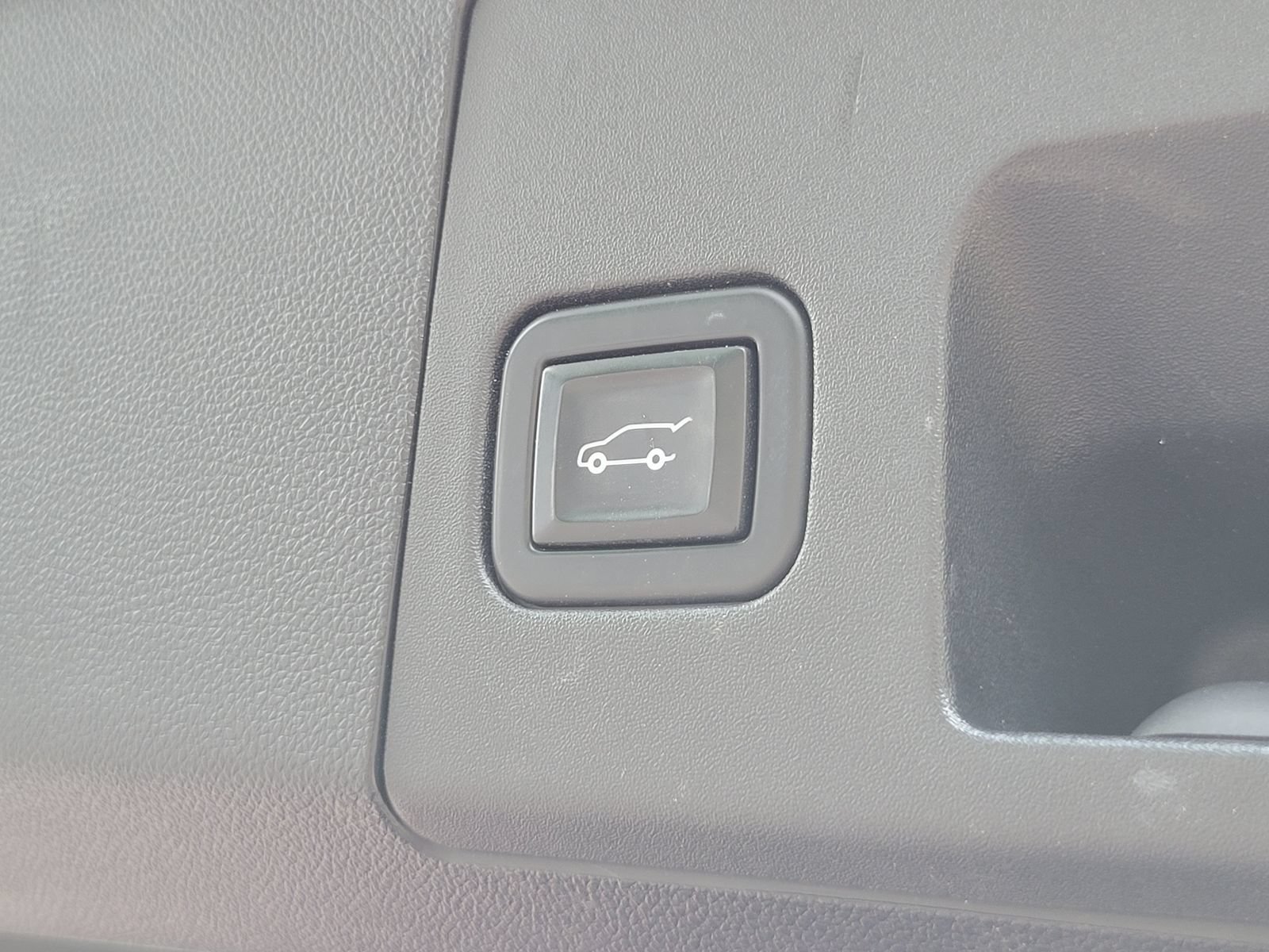 Used 2020 Cadillac XT4 Premium Luxury w/ Cold Weather Package FWD image 31