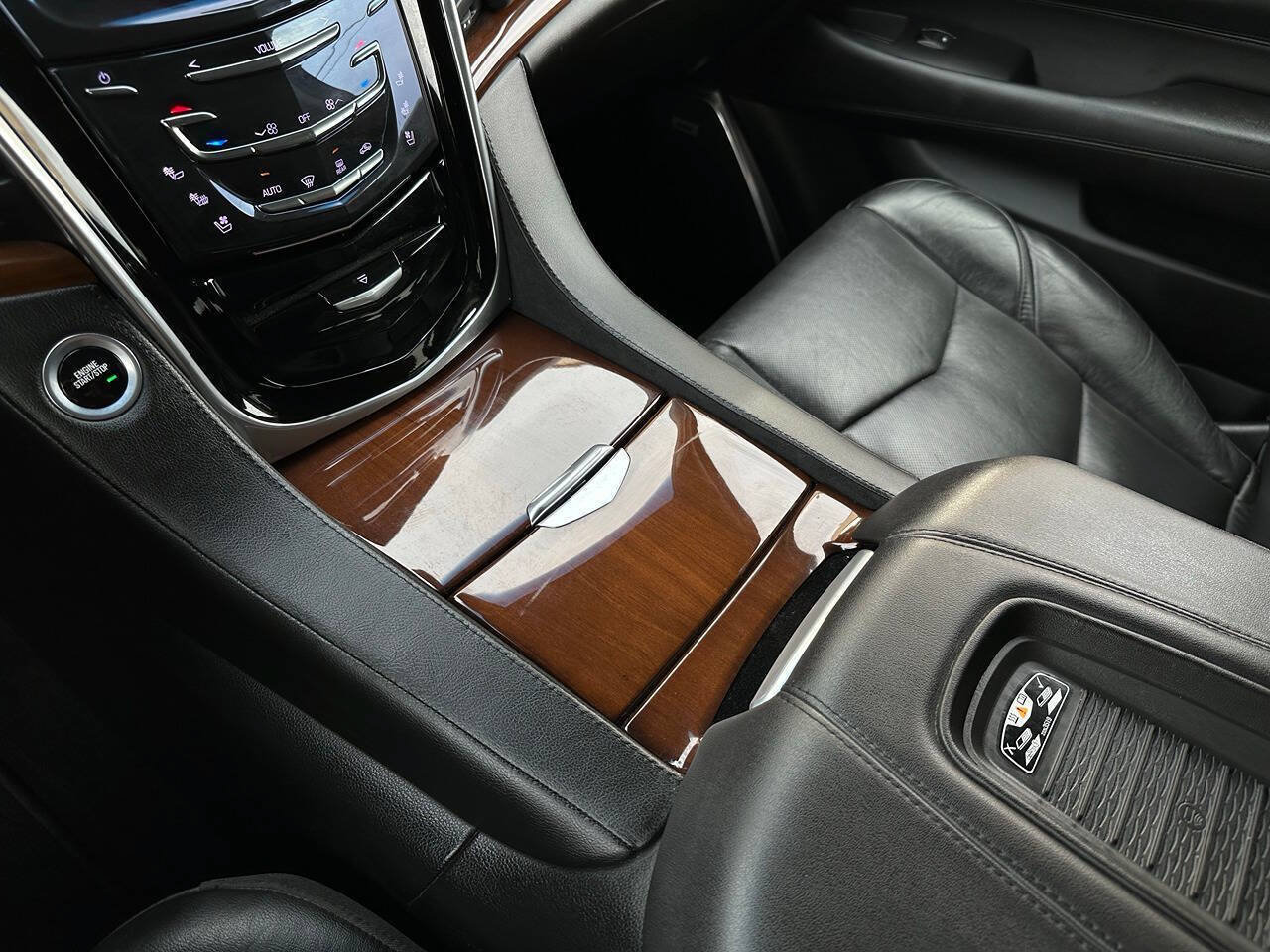 Used 2018 Cadillac Escalade ESV Premium Luxury AWD/4WD image 19