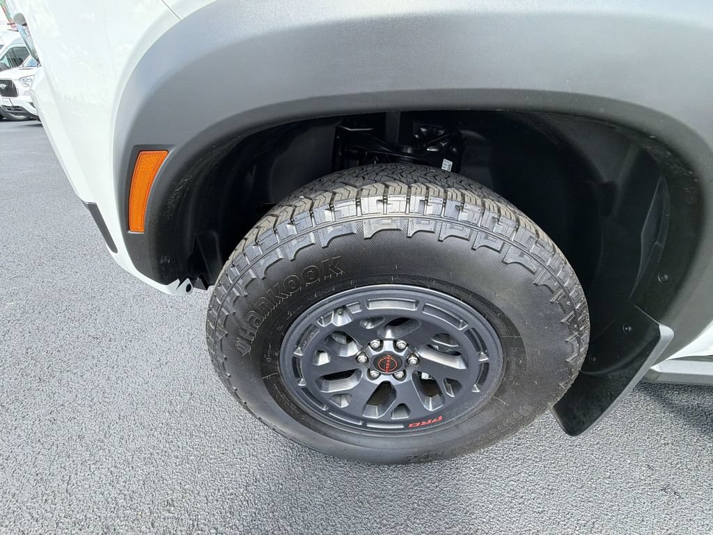 Used 2025 Nissan Frontier PRO-4X AWD/4WD image 18