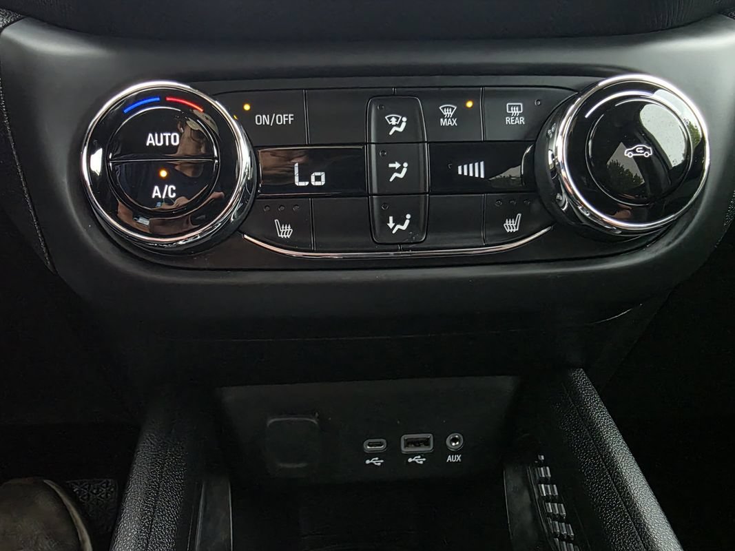 Used 2021 Chevrolet TrailBlazer LT w/ Premium Seating Package AWD/4WD image 25