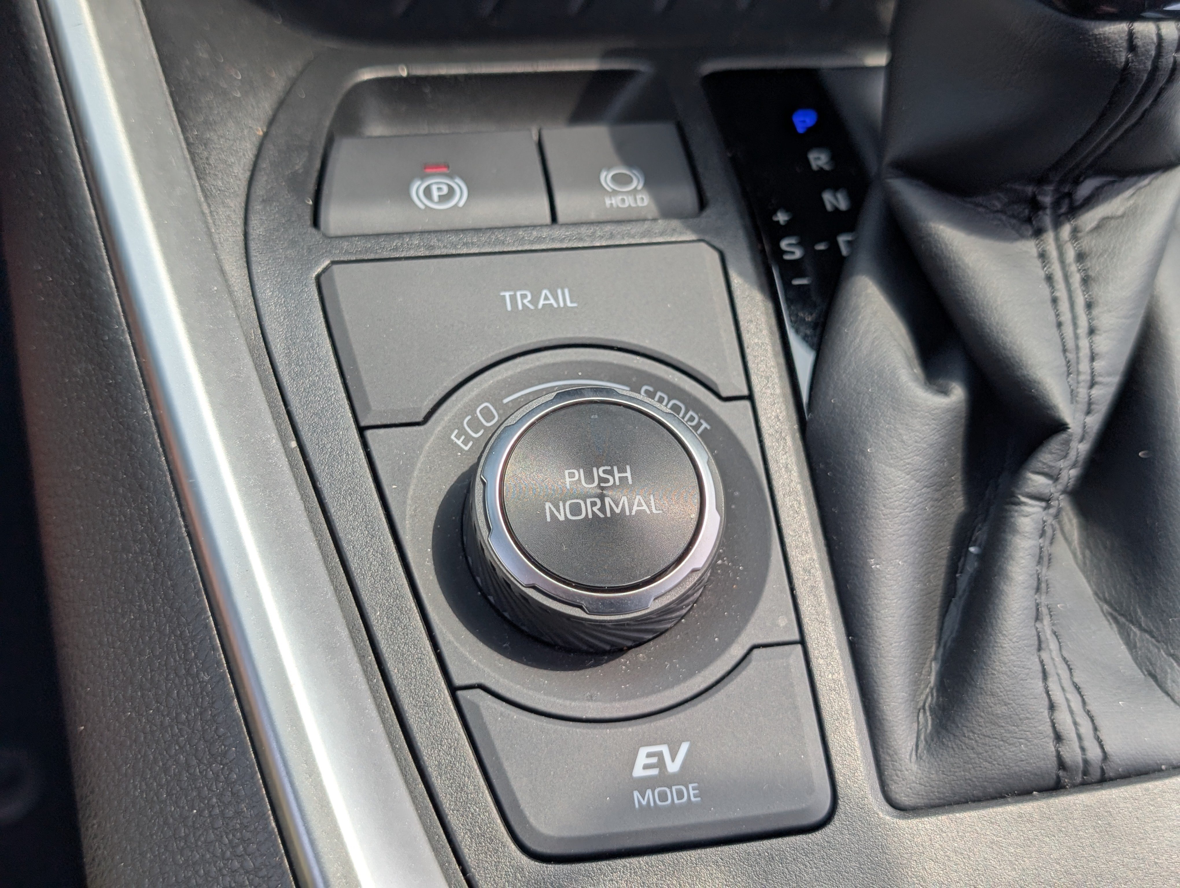 Used 2025 Toyota RAV4 LE AWD/4WD image 22