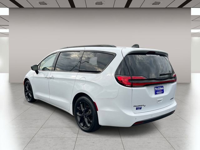 Used 2025 Chrysler Pacifica Limited FWD image 6