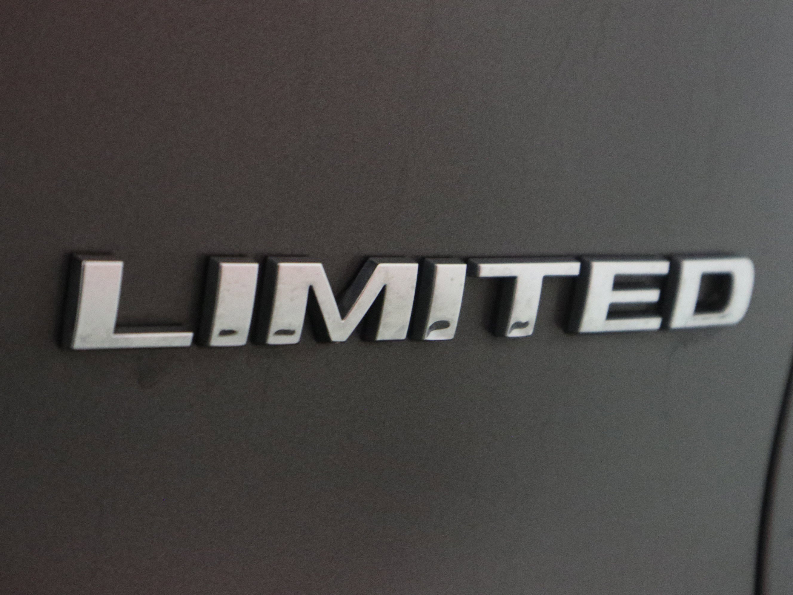 Used 2019 Jeep Cherokee Limited AWD/4WD image 36