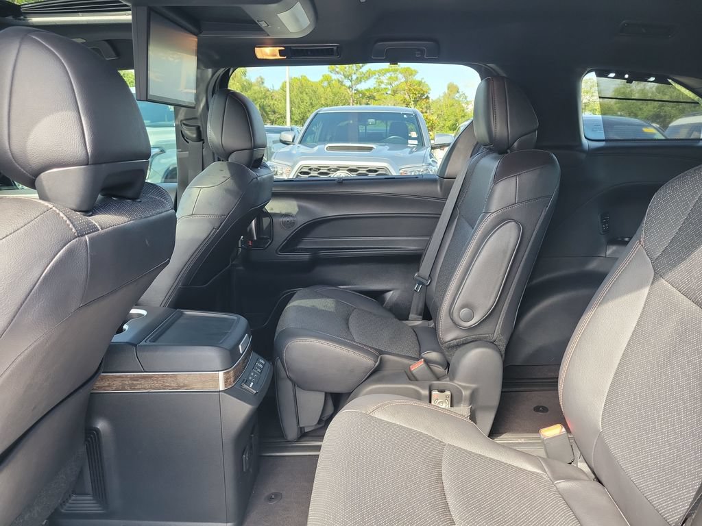 Used 2025 Toyota Sienna Platinum AWD/4WD image 24