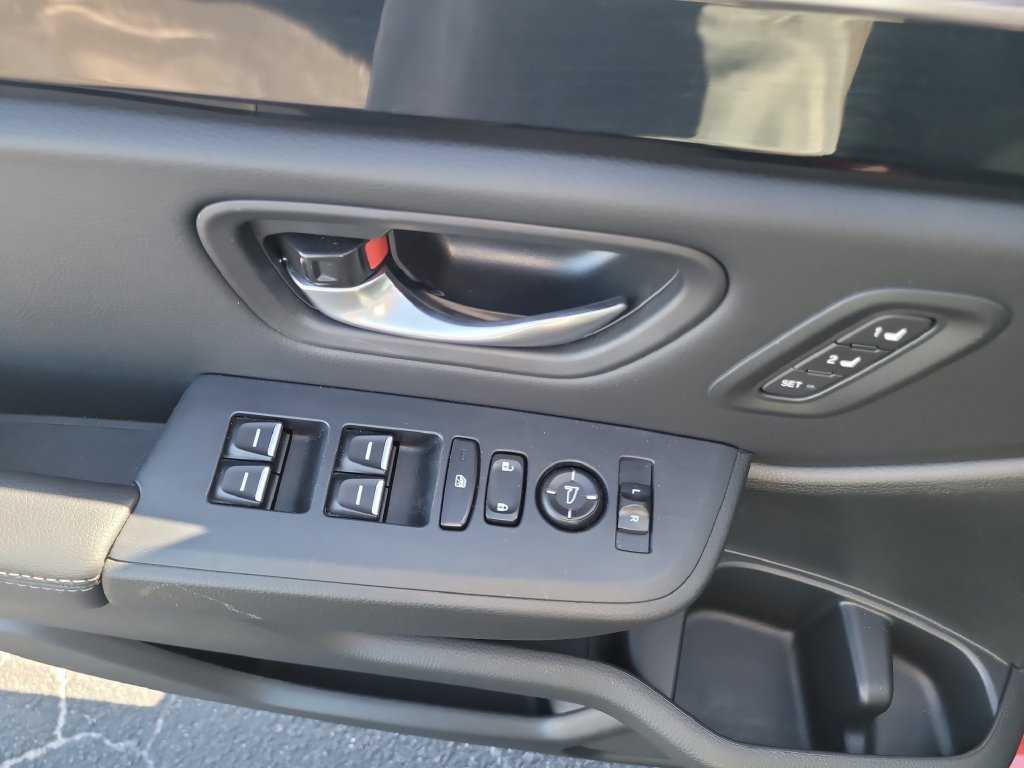 Used 2025 Honda Pilot Touring image 16
