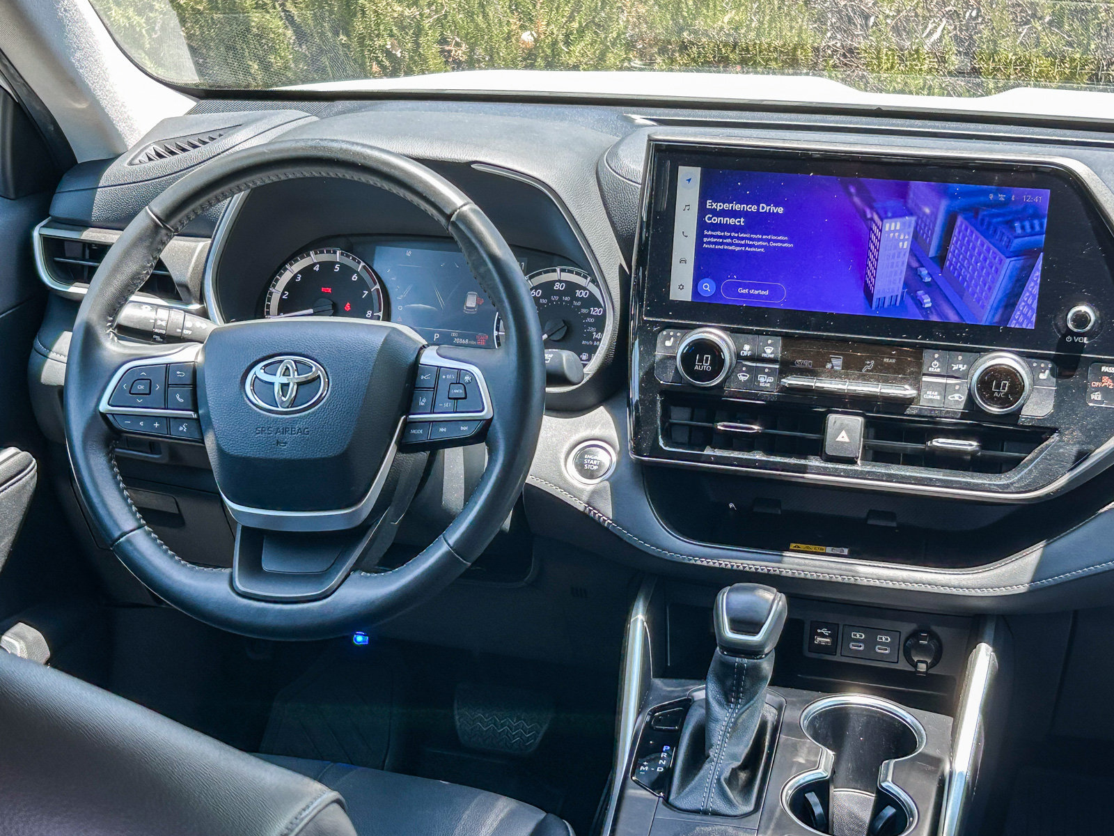 Used 2024 Toyota Highlander XLE FWD image 12