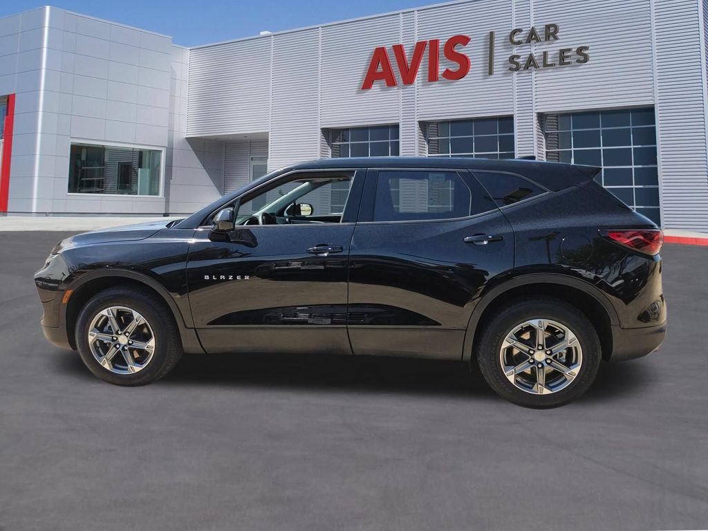 Used 2025 Chevrolet Blazer LT FWD image 2