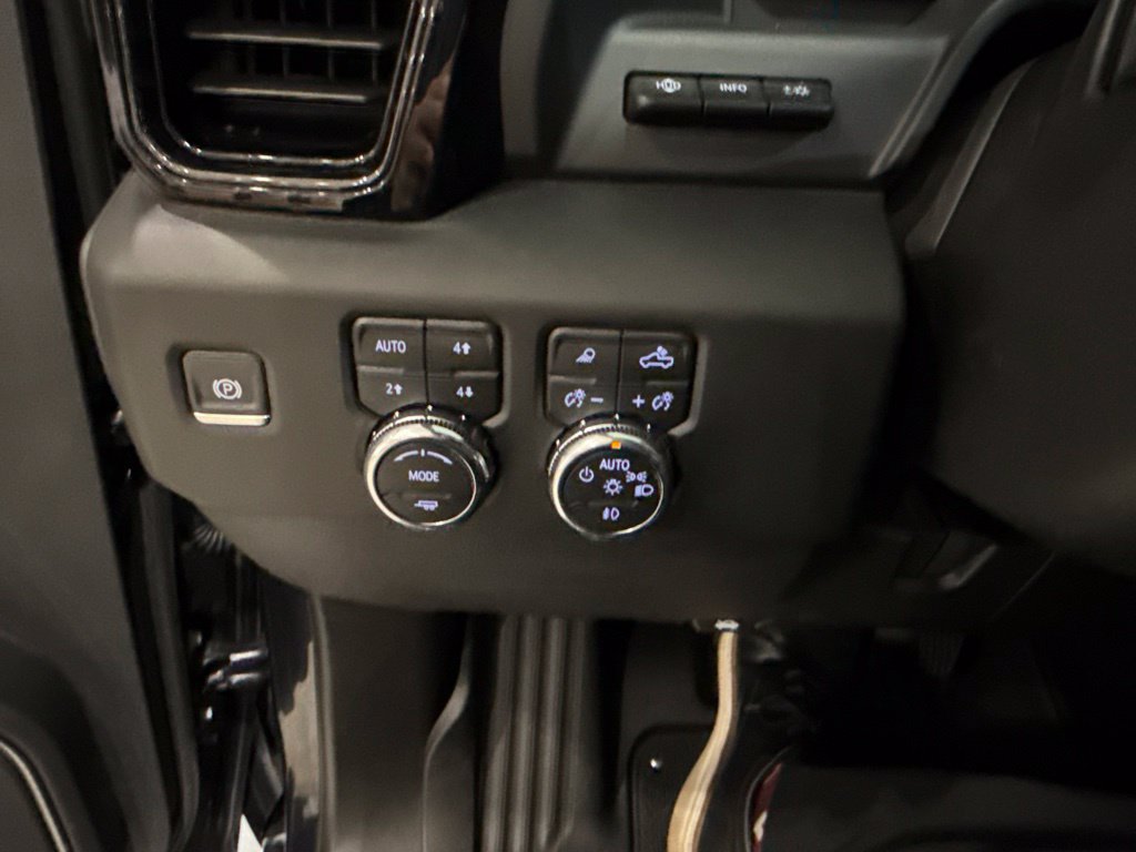 Used 2024 GMC Sierra 3500 AT4 AWD/4WD image 32