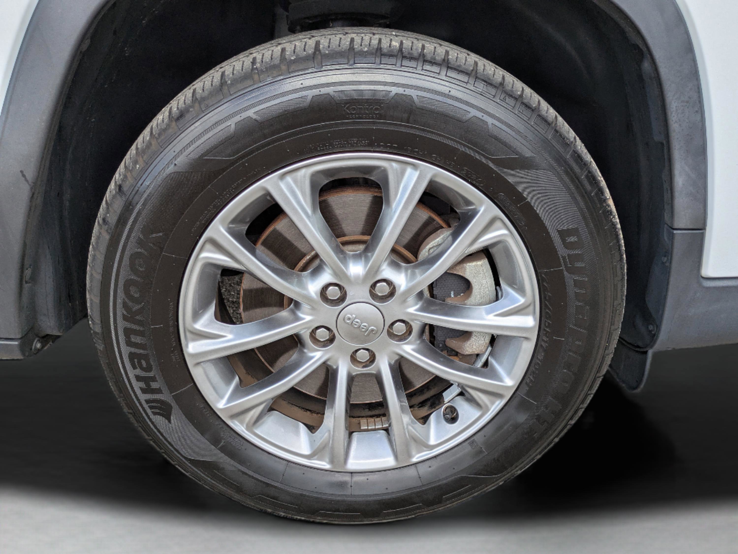 Used 2019 Jeep Cherokee Latitude Plus w/ Comfort/Convenience Group image 11