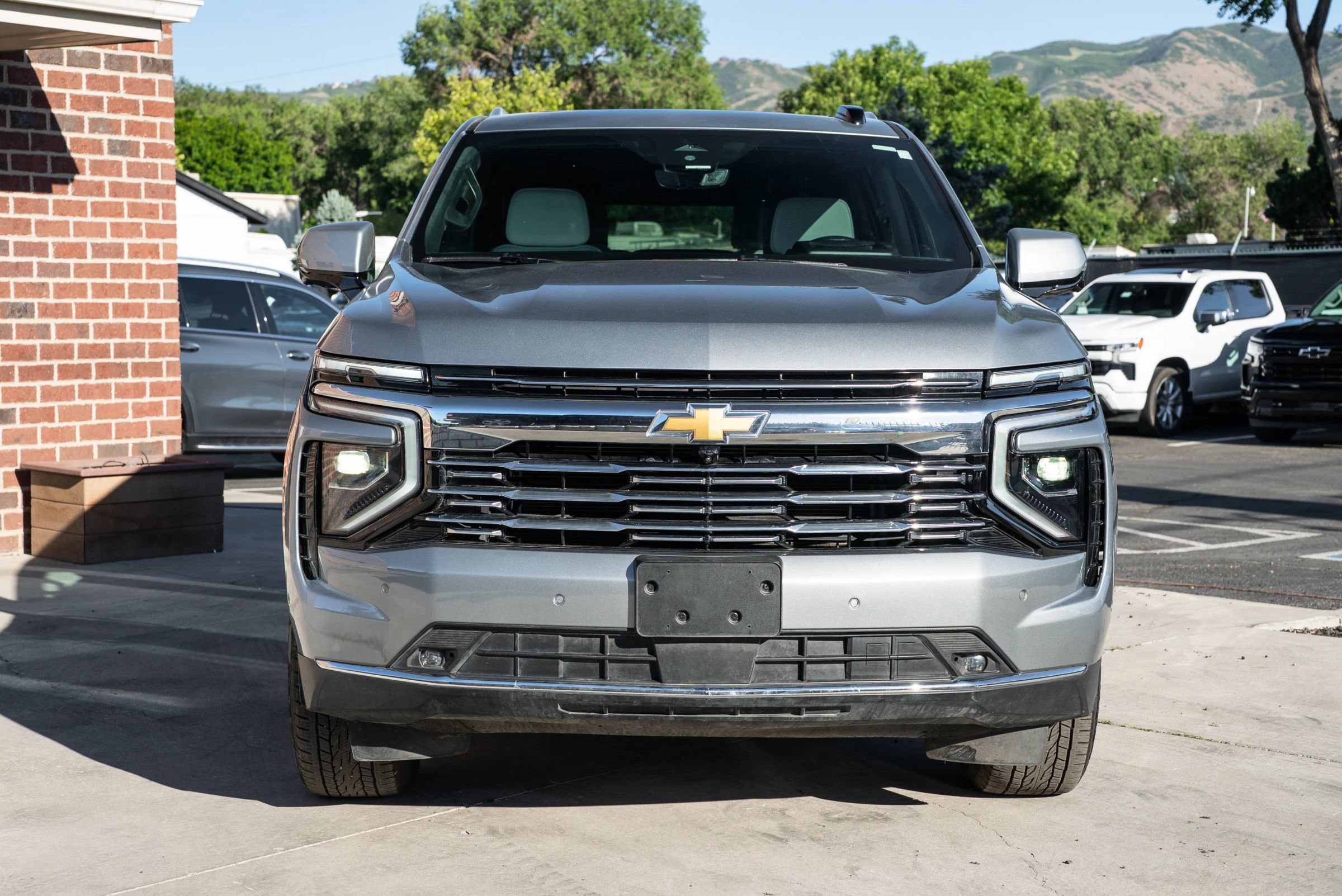 Used 2025 Chevrolet Suburban Premier AWD/4WD image 2