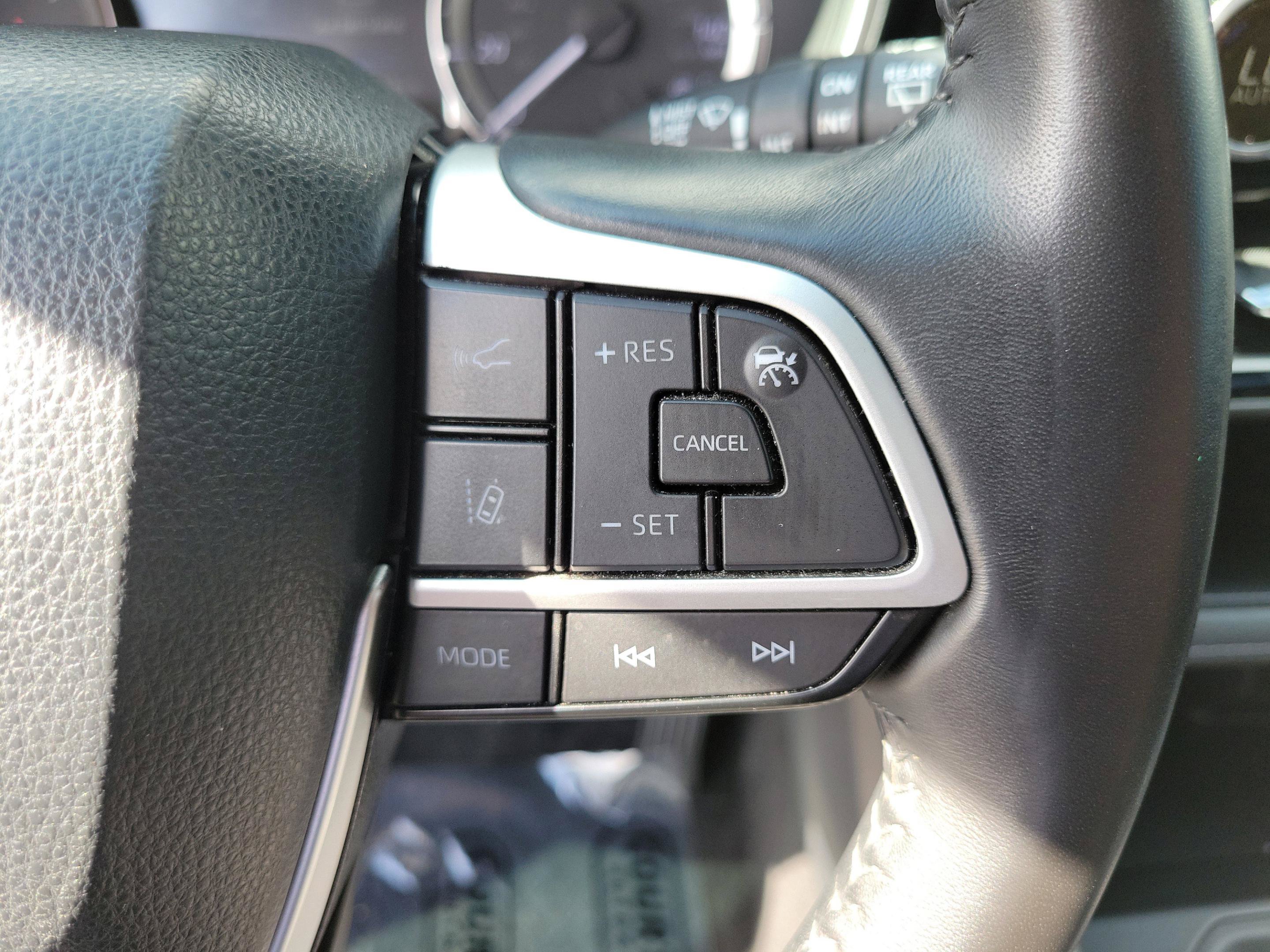 Used 2023 Toyota Highlander XLE FWD image 23