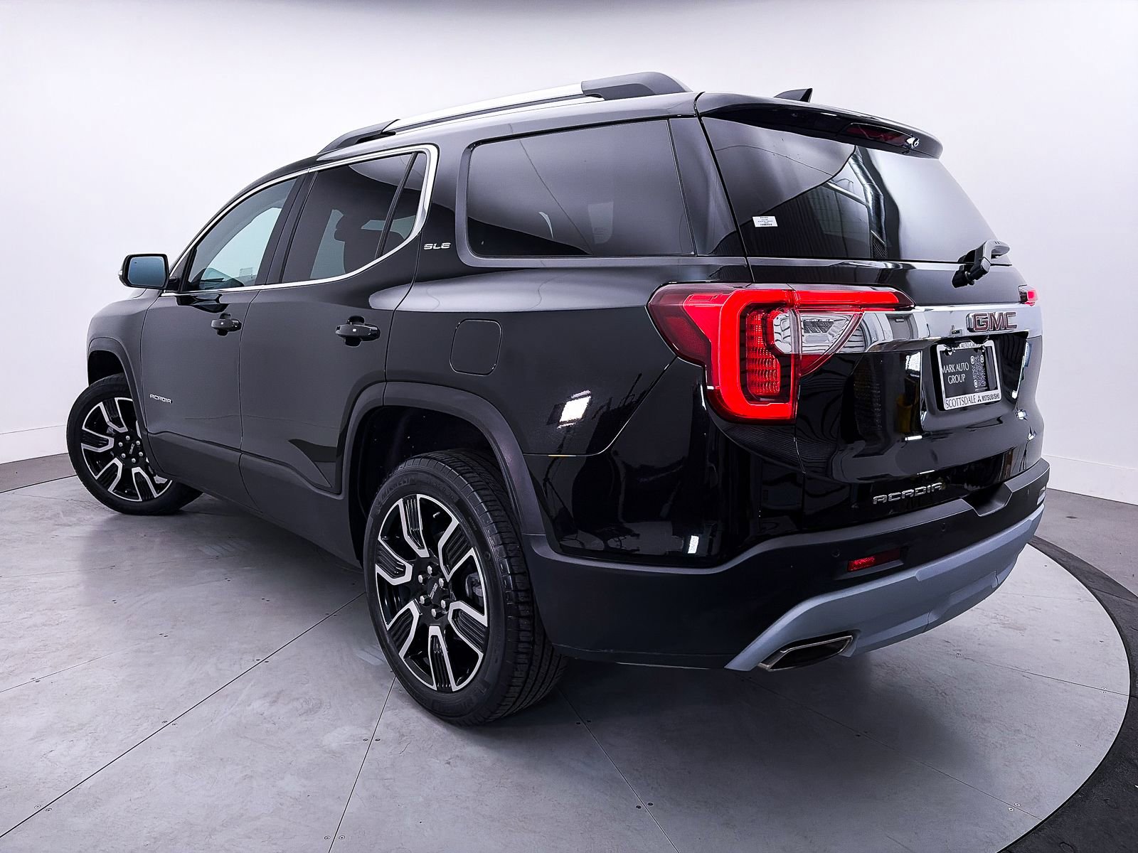 Used 2022 GMC Acadia SLE w/ Driver Convenience Package FWD image 2