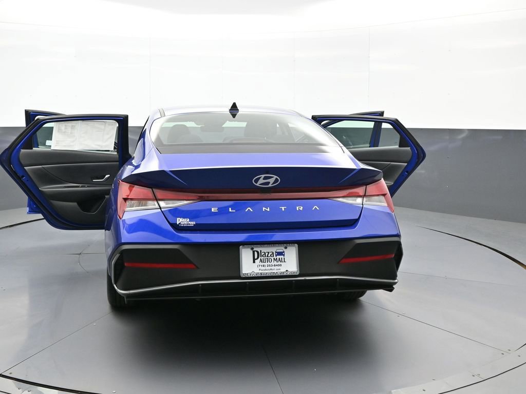 Used 2025 Hyundai Elantra SE FWD image 45