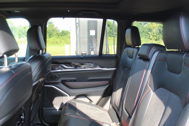 Used 2022 Jeep Grand Cherokee Trailhawk w/ Luxury Tech Group III image 33