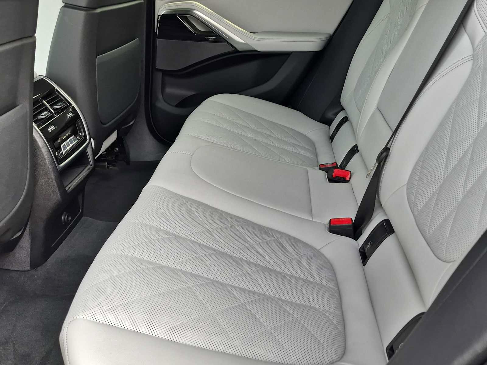 New 2026 BMW X6 xDrive40i w/ Climate Comfort Package AWD/4WD image 19