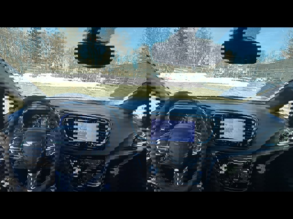 Used 2025 Chrysler Pacifica Select image 10