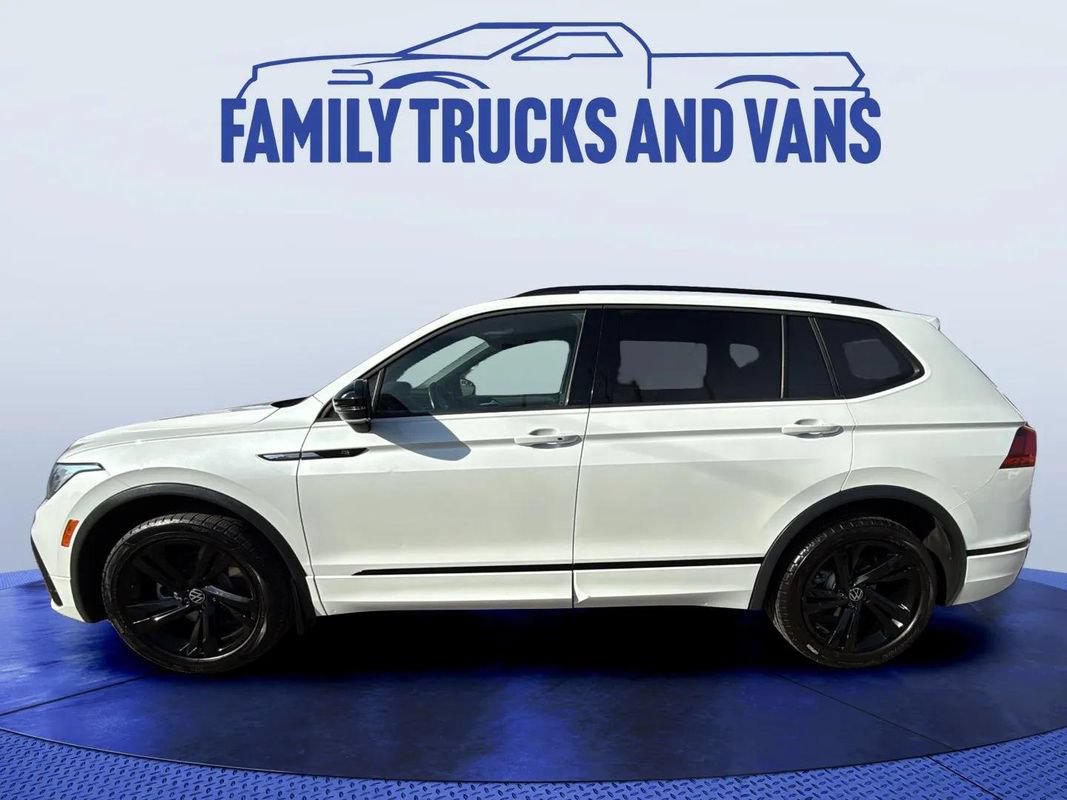 Used 2023 Volkswagen Tiguan SE R-Line FWD image 2