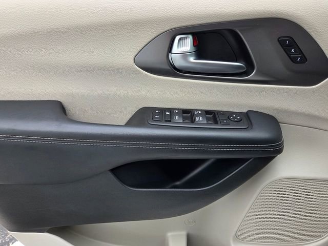 Used 2023 Chrysler Pacifica Touring-L FWD image 29