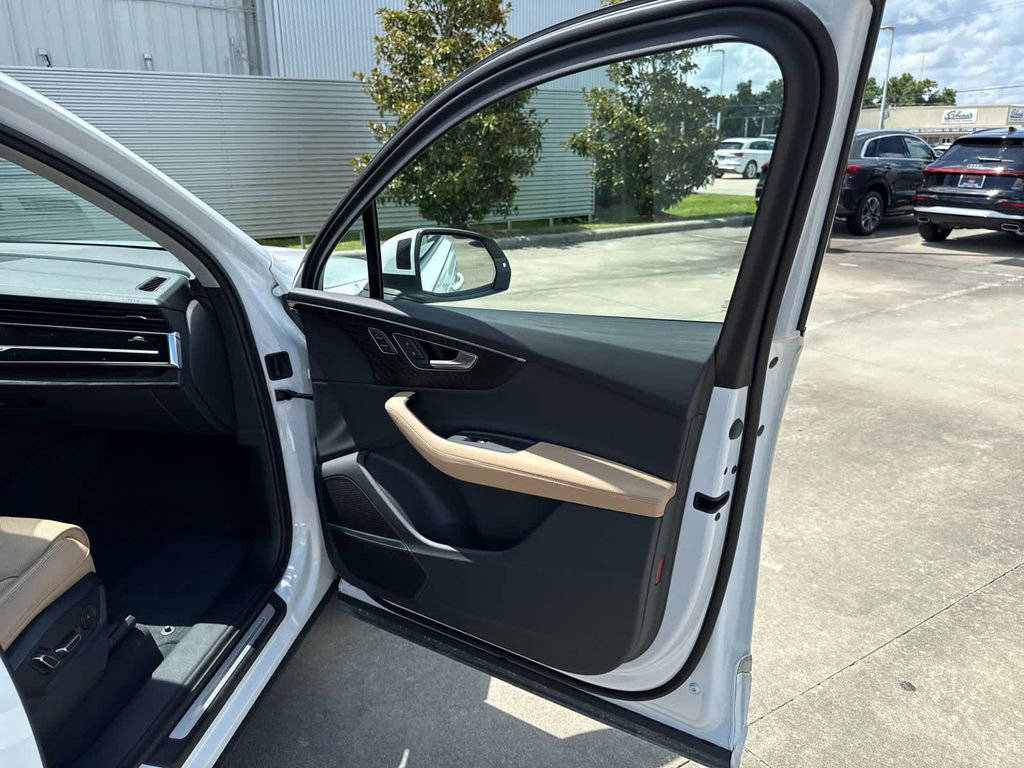 Used 2025 Audi Q7 3.0T Prestige image 13