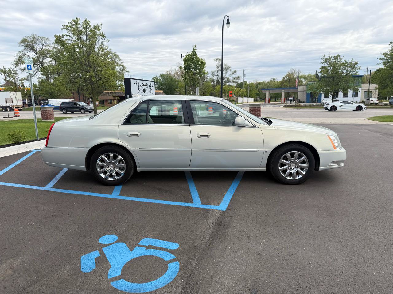 Used 2009 Cadillac DTS FWD image 4