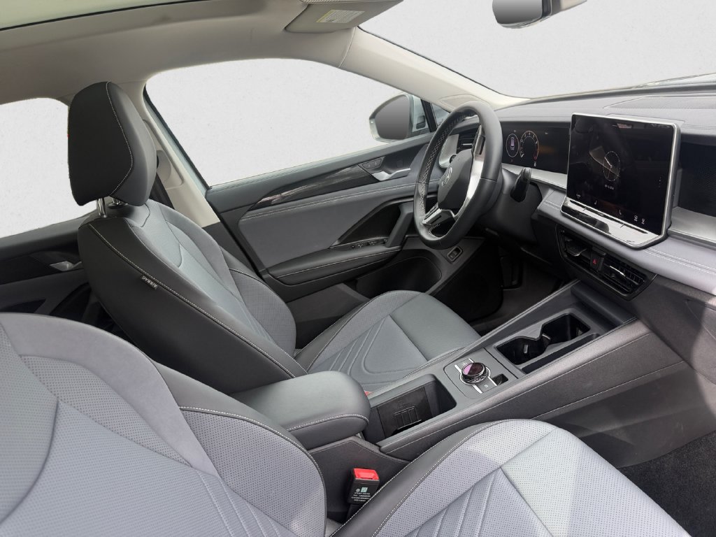 Used 2025 Volkswagen Tiguan SE AWD/4WD image 15