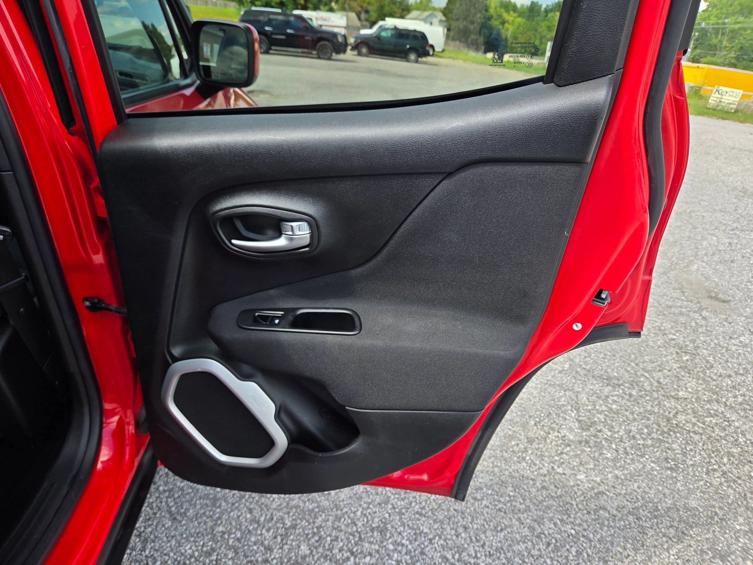 Used 2018 Jeep Renegade Latitude w/ Cold Weather Group AWD/4WD image 20