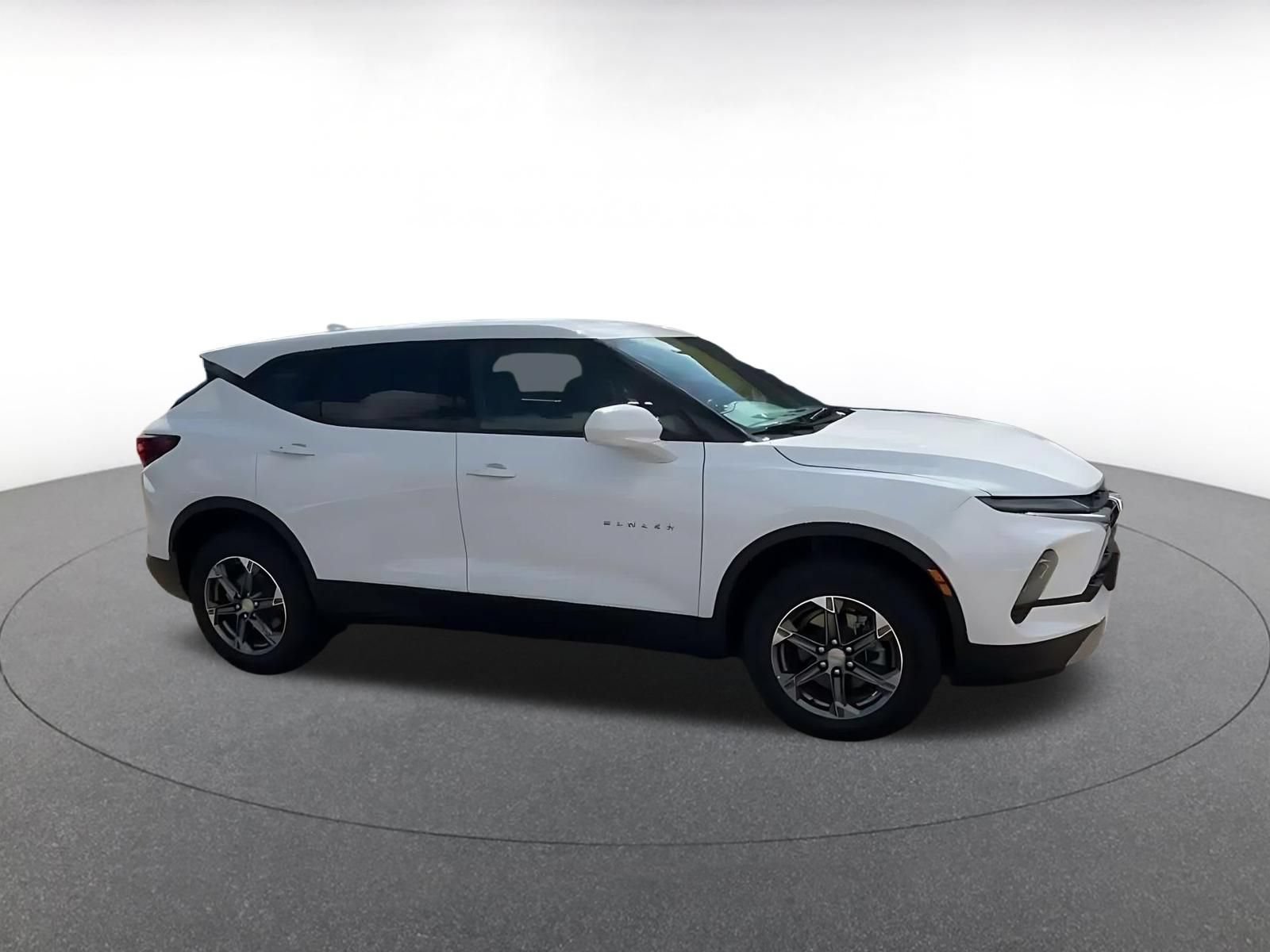Used 2026 Chevrolet Blazer LT FWD image 2
