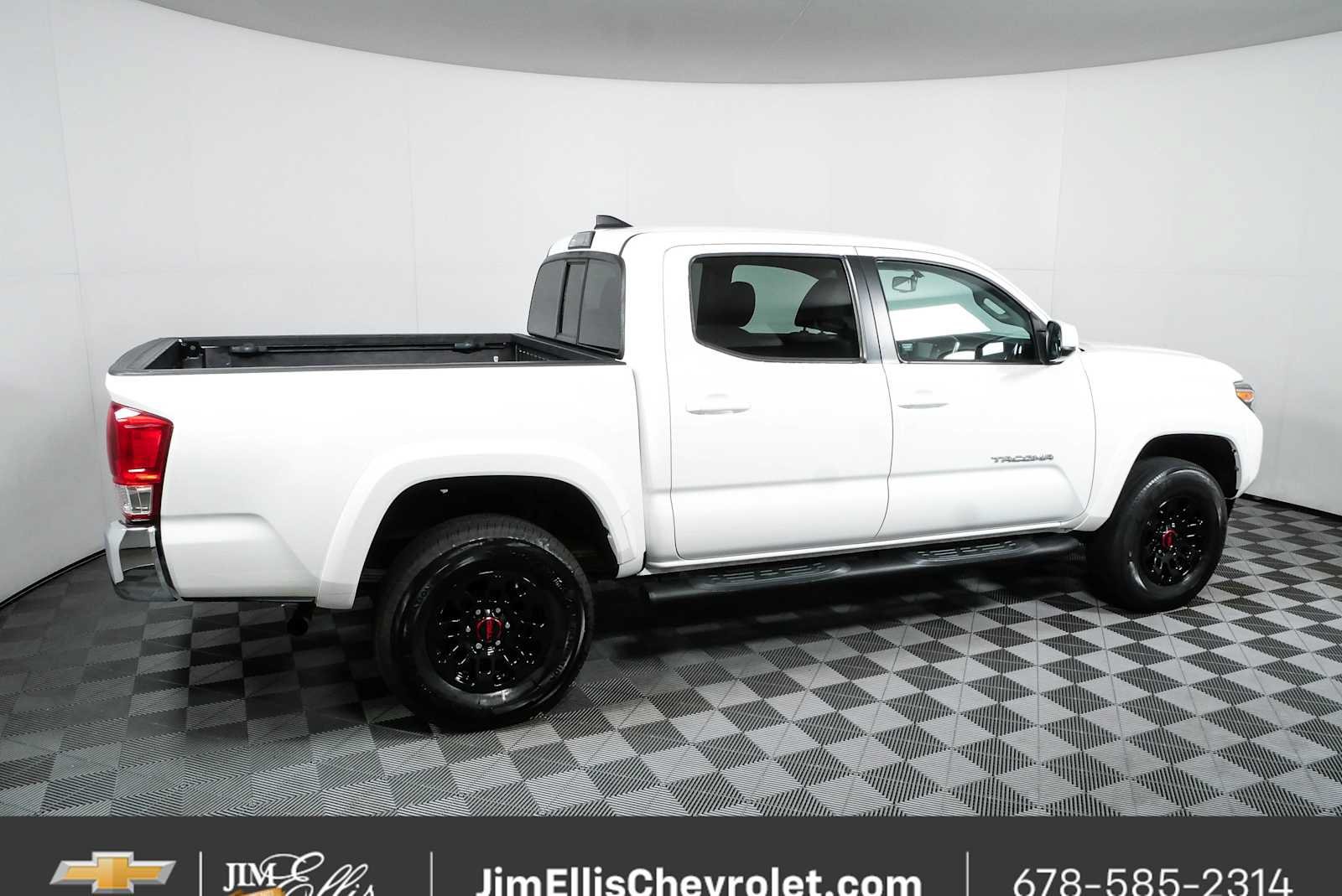Used 2017 Toyota Tacoma SR5 w/ Tow Package AWD/4WD image 2